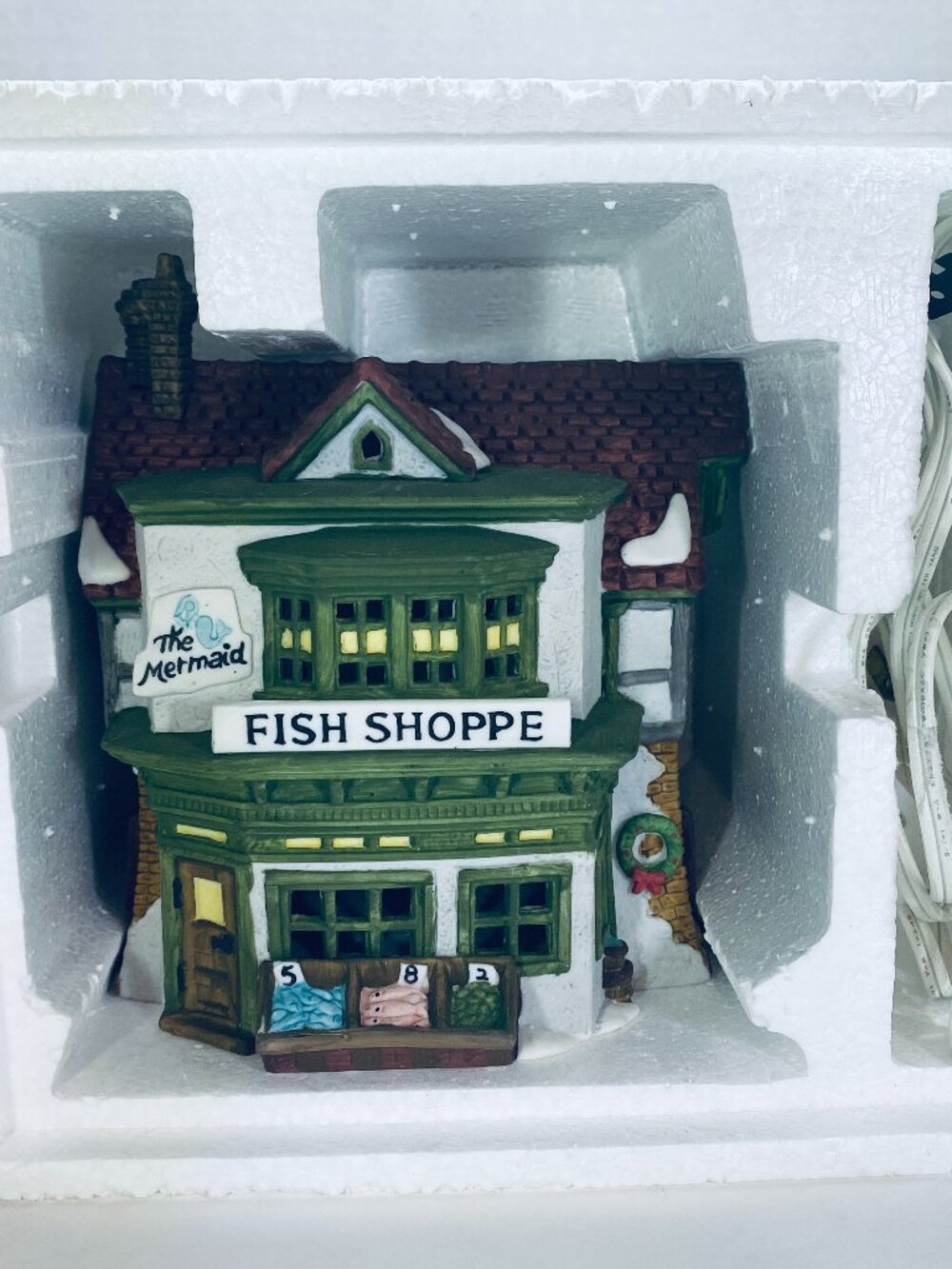 VNTG Dept 56 The Mermaid Fish Shoppe 59269 Retired Dickens Village W/Light, Box